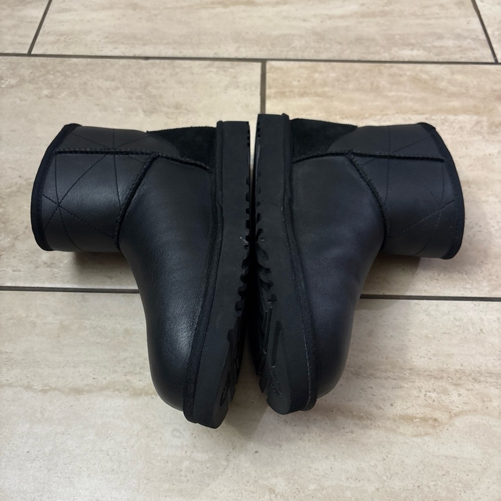 UGG CLASSIC MINI PEARLIZED LEATHER BLACK SHEEPSKIN WOMEN'S BOOTS SIZE US 9 - Picture 4 of 15